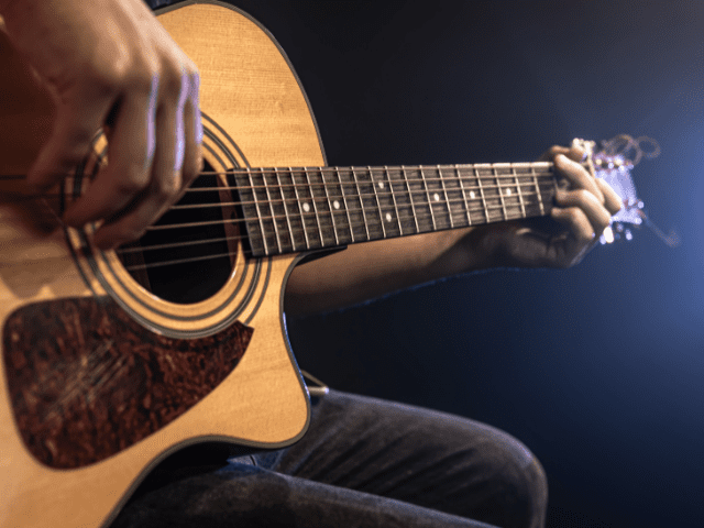 Manos tocando guitarra